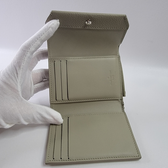 LOUIS VUITTON LV Aerogram Pilot Leather Trifold Wallet - Picture 6 of 14